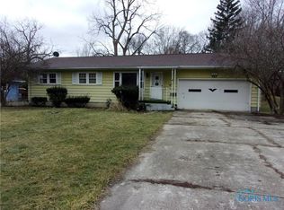 707 Portage Dr, Fostoria, OH 44830