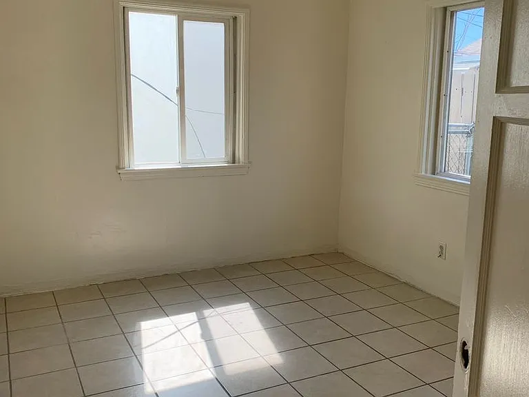 932 W Hays St — Photo 2