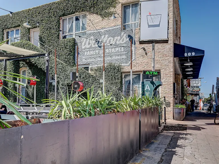Walking distance retail - Walton's street view