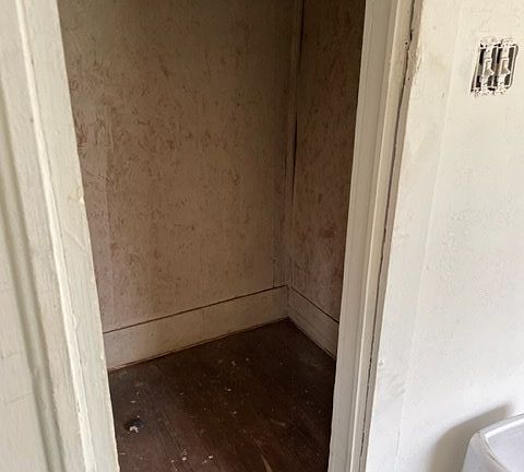 5th image of 215 E Gaylon Brooks St