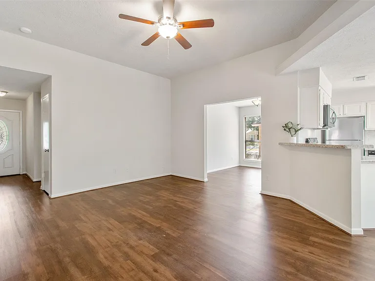 75 Fallshire Dr — Photo 3