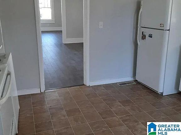 4th image of 829 28th St SW