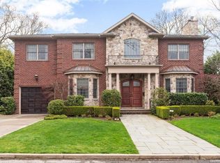 14 Berkley Pl, Lawrence, NY 11559