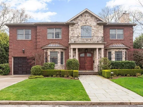 14 Berkley Place, Lawrence, NY 11559