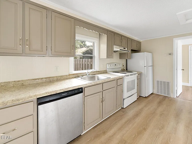 206 E 2nd Ct #A — Photo 8