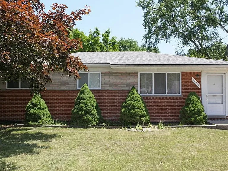 24320 Cunningham Ave — Photo 3