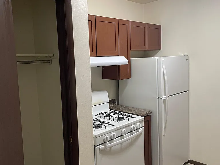 Colony Court Apartments — Photo 13