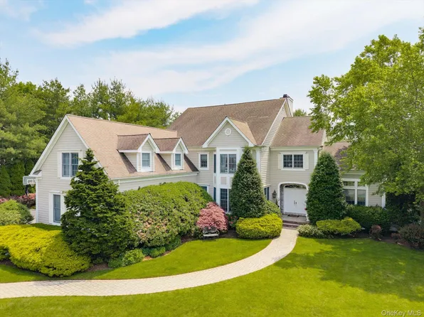 37 Legends Circle, Melville, NY 11747