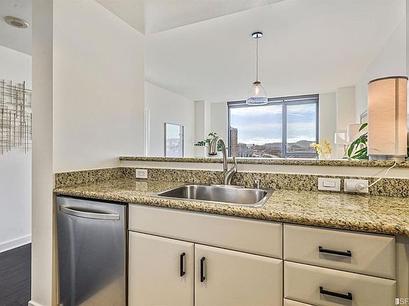 5th image of 260 King St Unit 645