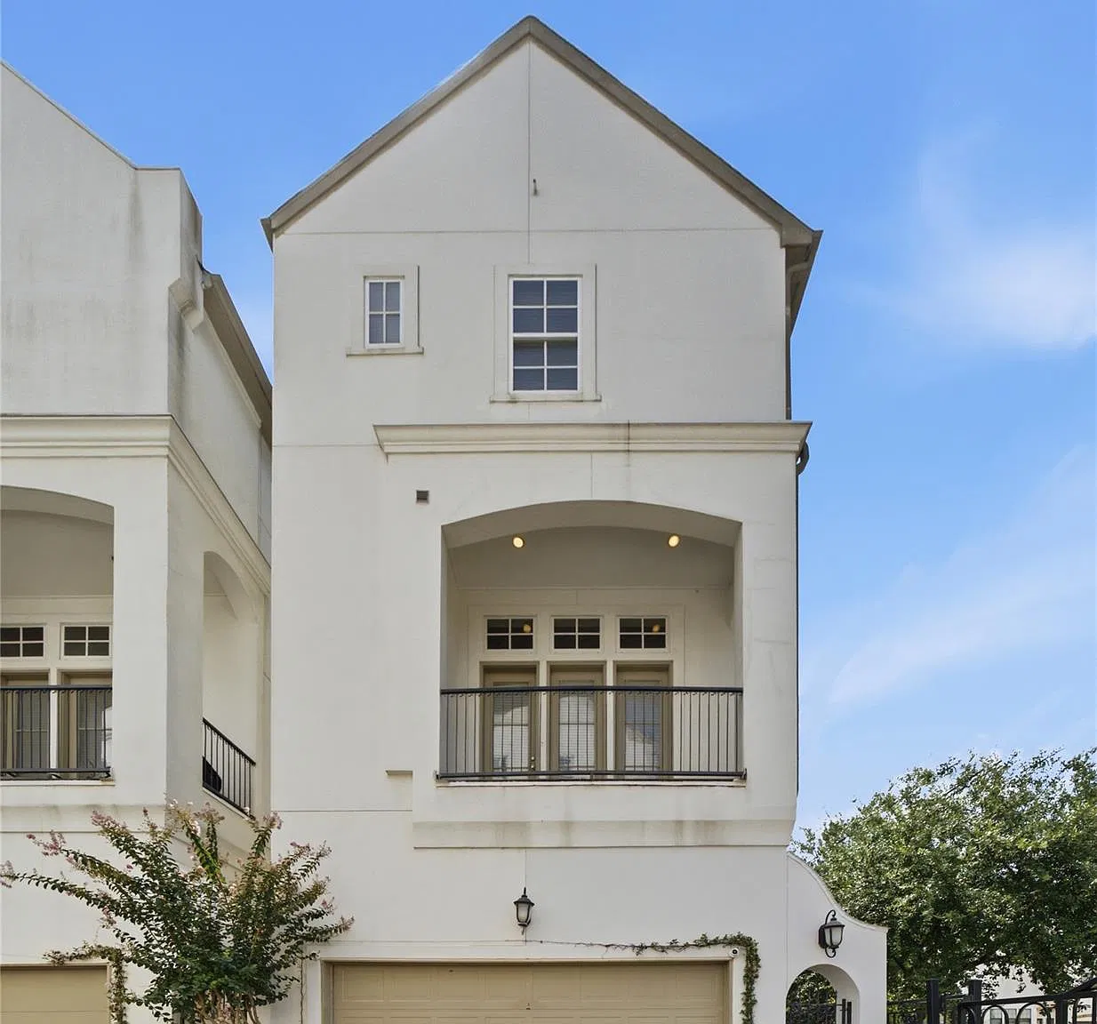 3 bed, 3.5 bath, 2075 sqft, $3,200 — Photo 1