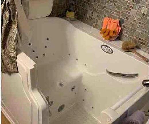 4th image of 1652 W 67th St