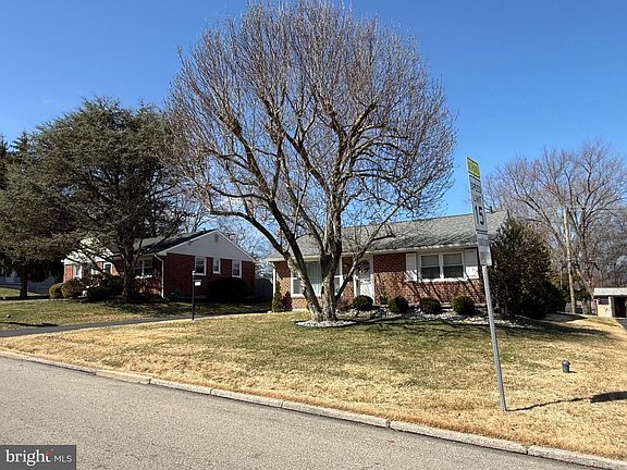 3rd image of 2427 Springview Rd