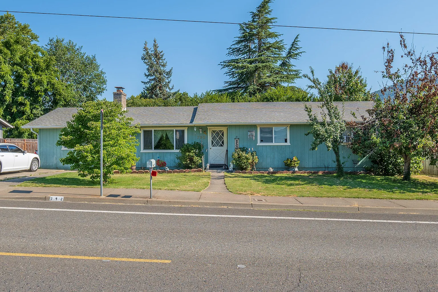 792 NW Morgan Ln photo 1
