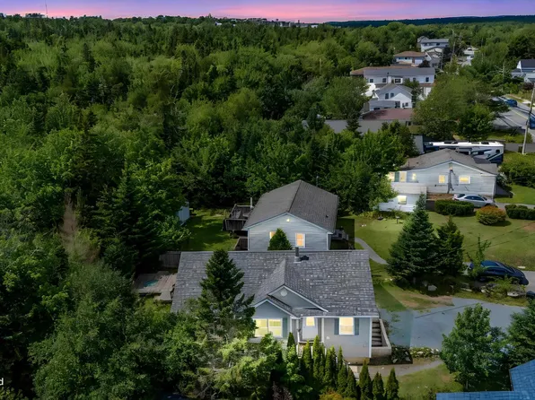 1562 Saint Margarets Bay Rd, Lakeside, NS B3T 1A9
