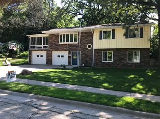 2899 Meadow Wood Dr, Dubuque, IA 52001