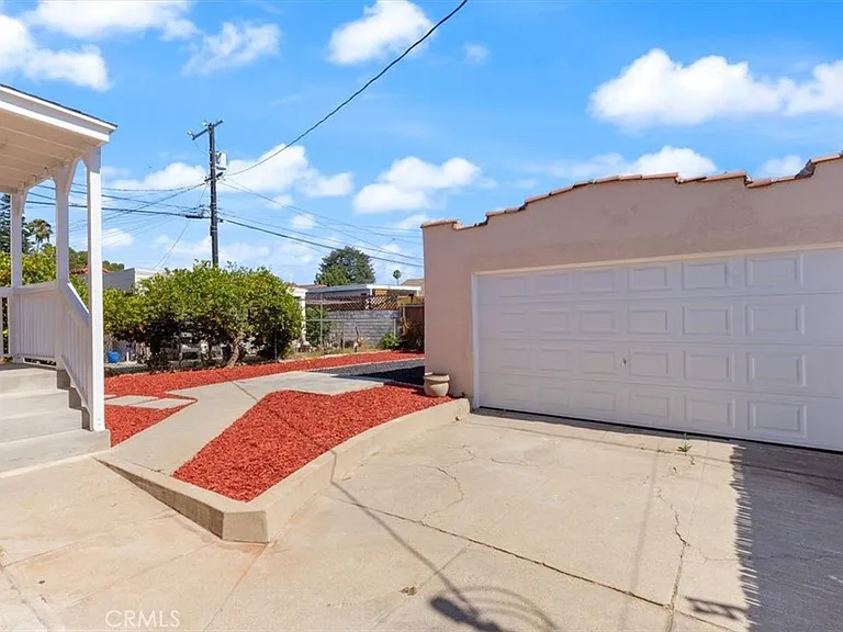5466 Templeton St — Photo 26