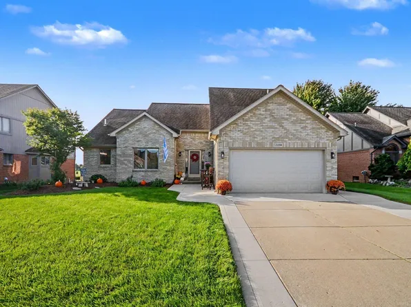 21194 Fairfield Dr, Macomb, MI 48044