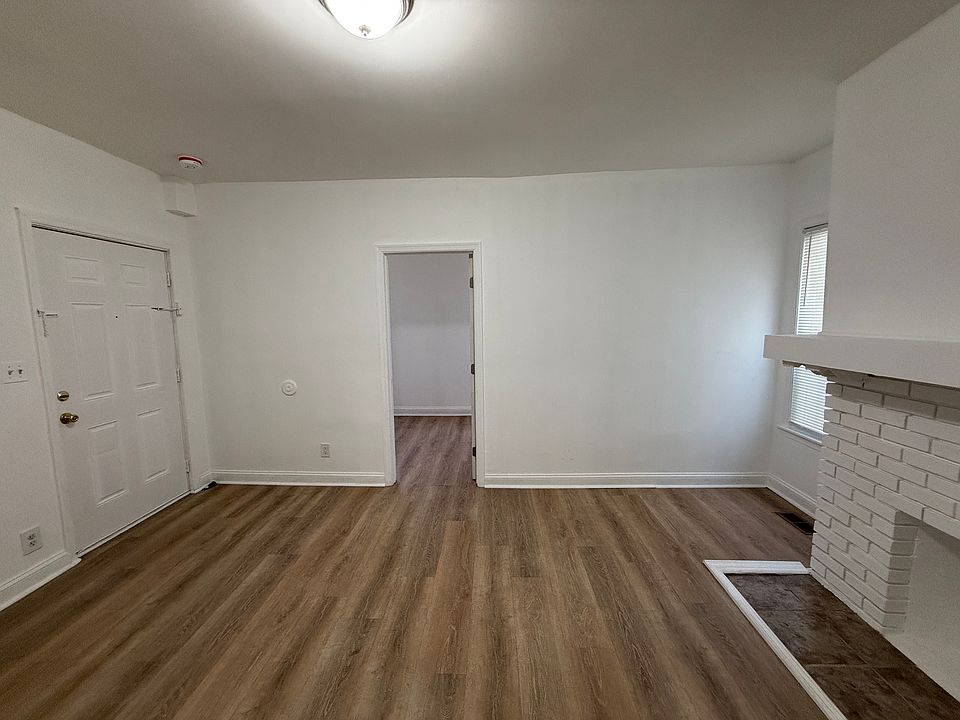 Living room leading to Bedroom 4 - Small room ideal for kids