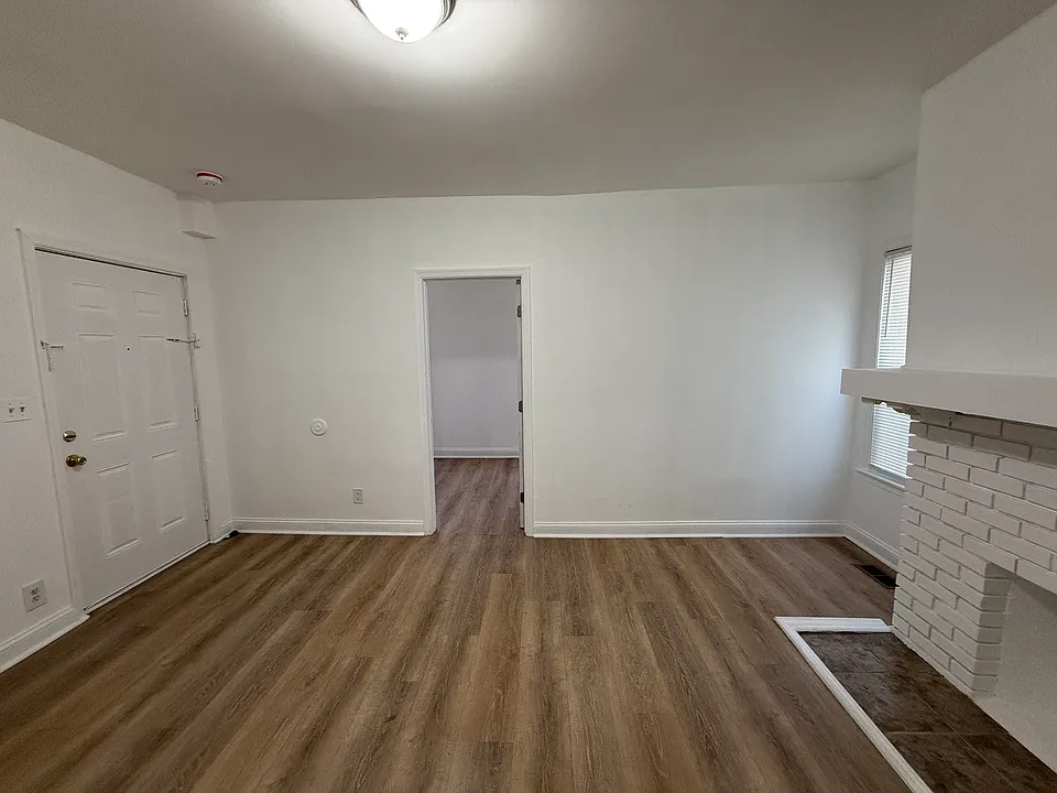 Living room leading to Bedroom 4 - Small room ideal for kids