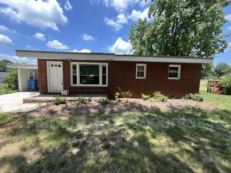 1335 Eastside Ave — Photo 1
