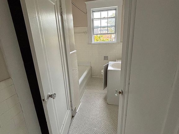 4th image of 136 Elm St #6