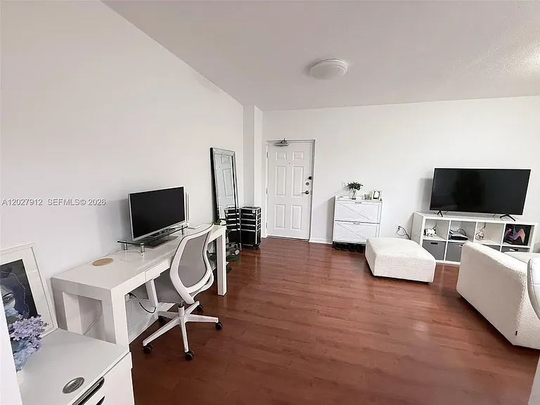115 SW 42nd Ave #402 — Photo 5