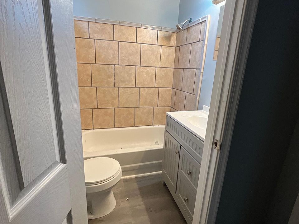 2nd image of 619 N Van Buren St APT 1