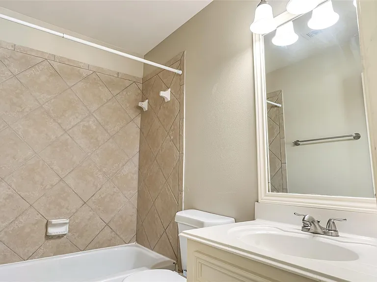 706 Woodport Ln — Photo 18