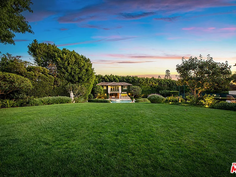 1550 Amalfi Dr — Photo 48