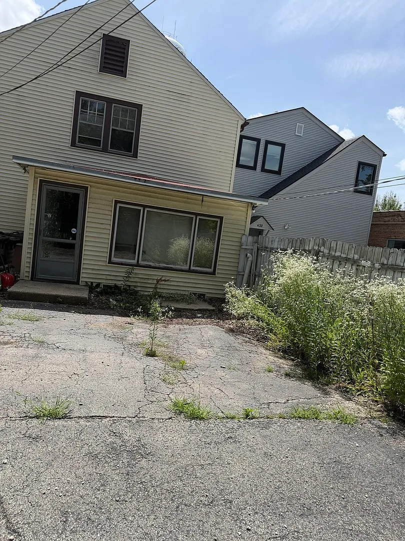 4 bed, 3200 sqft, $3,000 — Photo 1