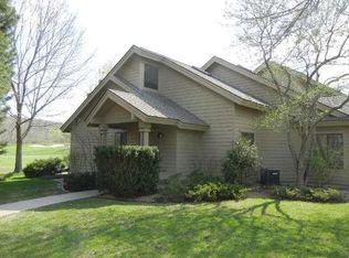 952 Duck Pond Rd, Fontana, WI 53125