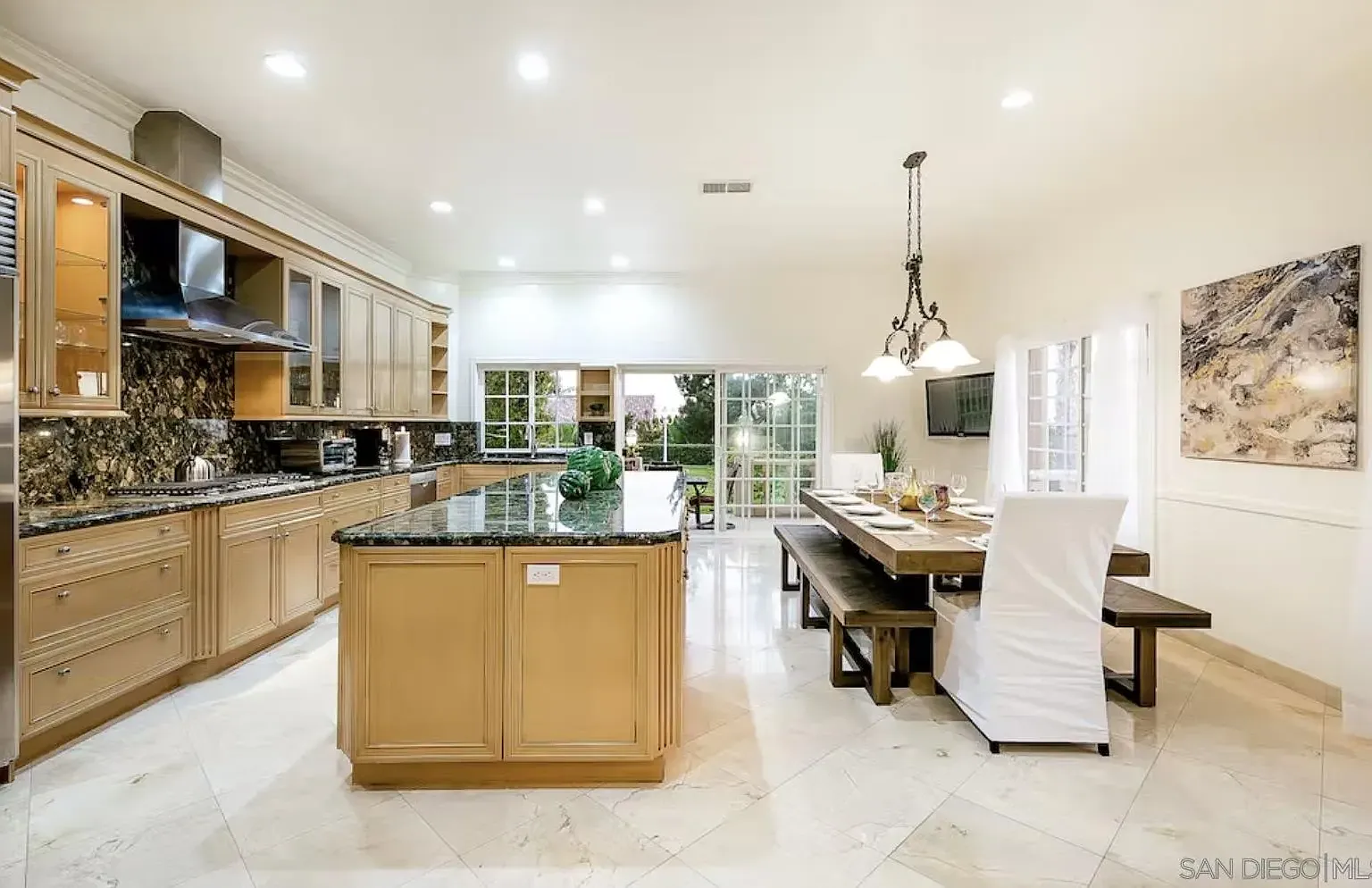 5 bed, 5.0 bath, 4700 sqft, $14,750 — Photo 2