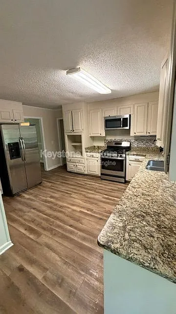 4 bed, 3.0 bath, 2336 sqft, $2,450 — Photo 2