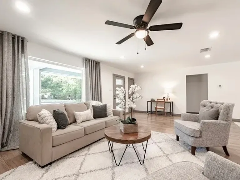 529 Laurel Ln — Photo 3