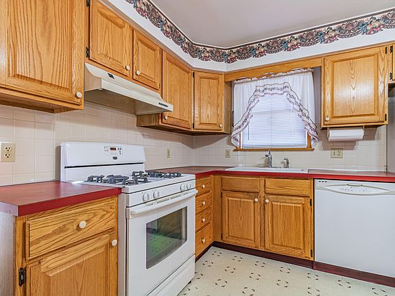 5th image of 159 E Broadway St