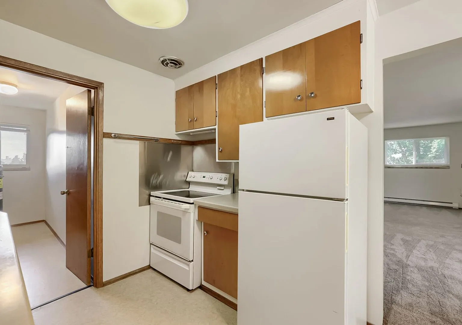 Top Floor 2bed/1bath Apartment Near Greenlake! — Photo 2