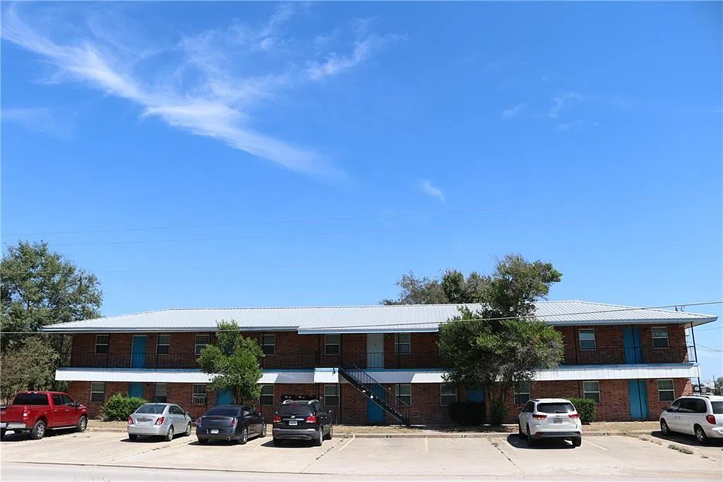 2 bed, 1.0 bath, 648 sqft, $800 — Photo 1