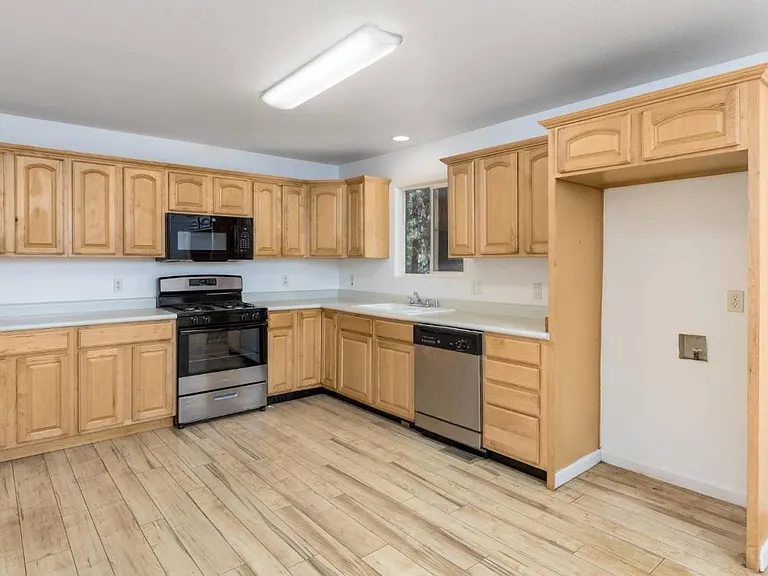 6885 Kings Row Dr — Photo 6