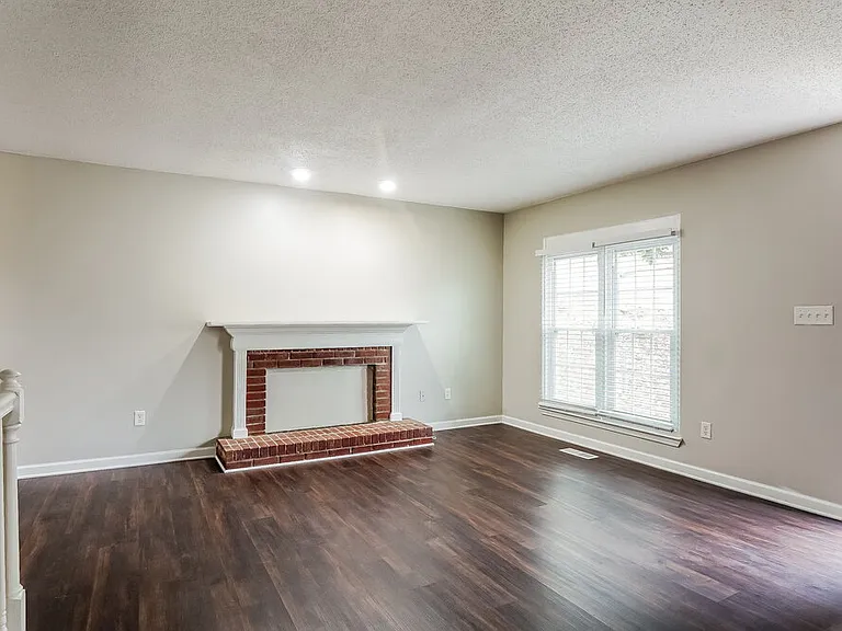 2724 Wellington Dr — Photo 4