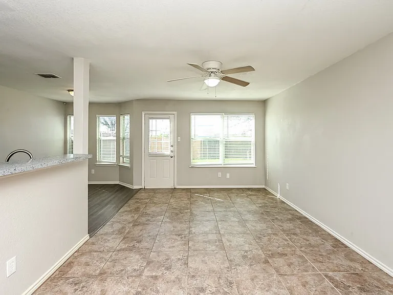 1424 Pine Ln — Photo 4