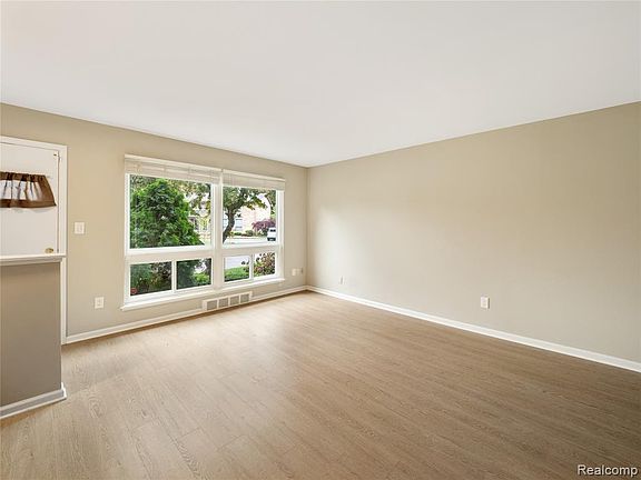 4th image of 1037 N Old Woodward Ave