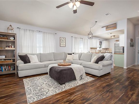 4th image of 11140 NW 6th Ter