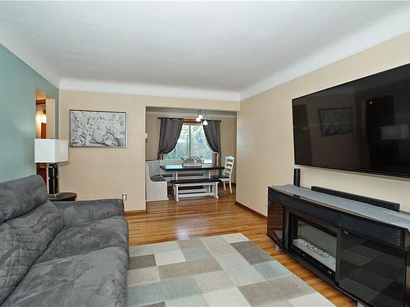 3rd image of 1653 Gilbert Dr