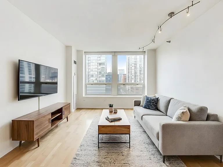 600 N Kingsbury St #809 — Photo 8
