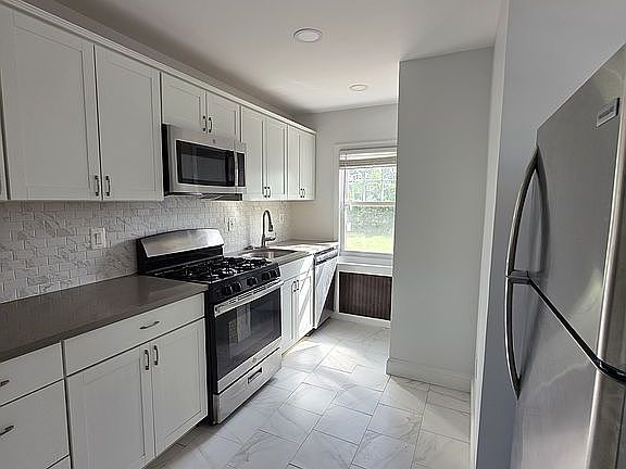 5th image of 305 Maplegrove Ave