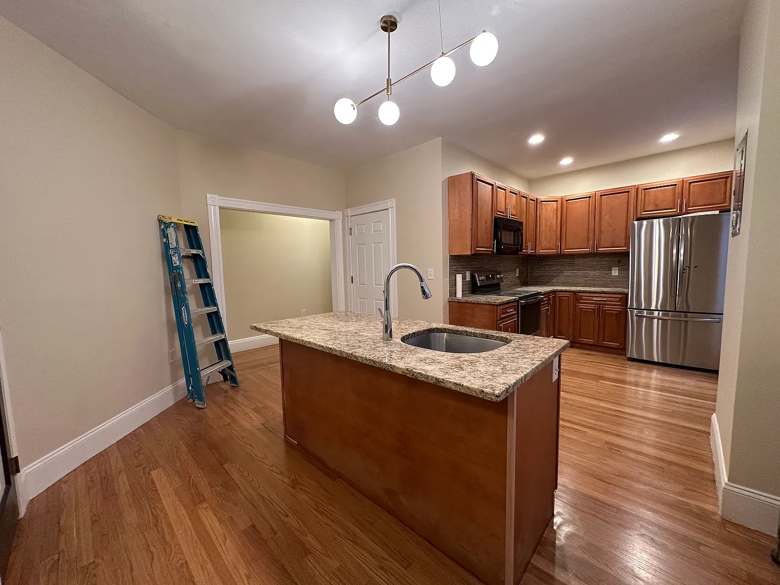 7 bed, 2000 sqft, $9,400 — Photo 3