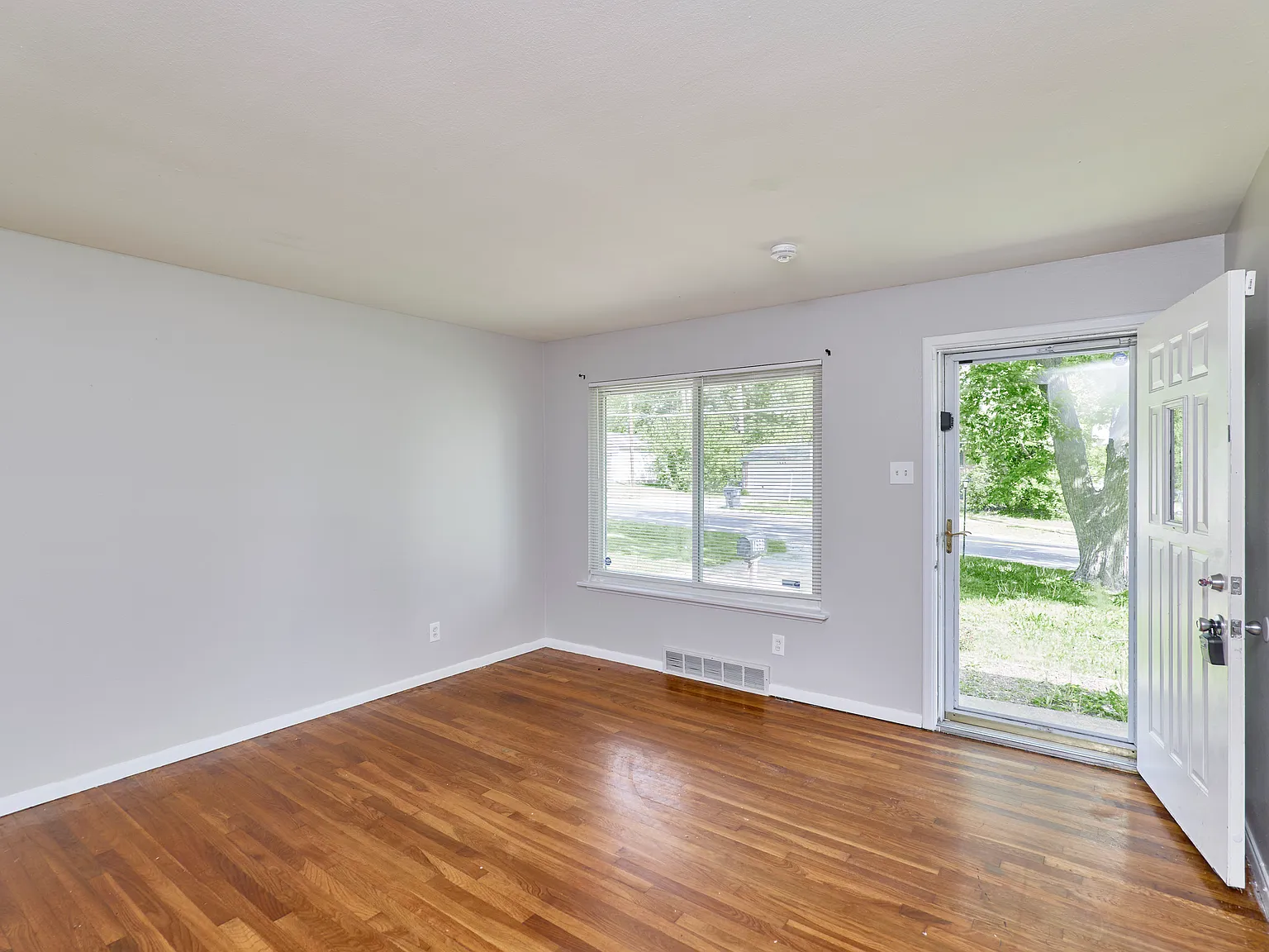 3 bed, 1.5 bath, 1064 sqft, $1,300 — Photo 4