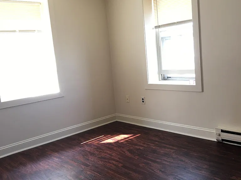 210 E 16th St #1B — Photo 7