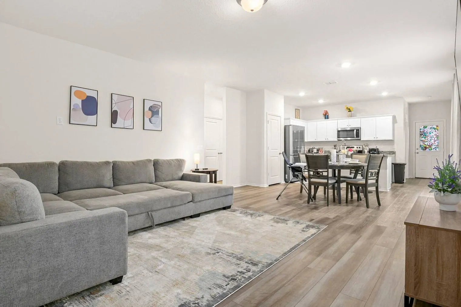 3 bed, 2.0 bath, 1399 sqft, $3,881 — Photo 1