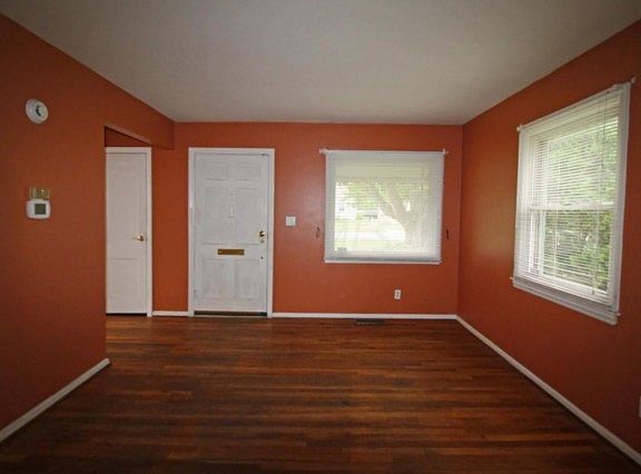 2nd image of 1047 Mohican Ave